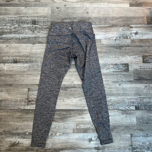 Size 8 grey lululemon leggings - Picture 2 of 3
